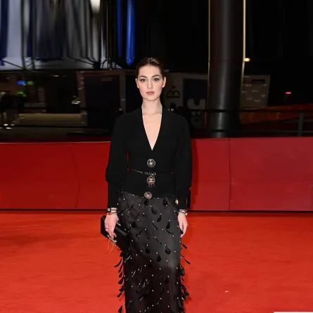 أنا ماريا فارتولومي ترتدي فستاناً اسود من شانيل