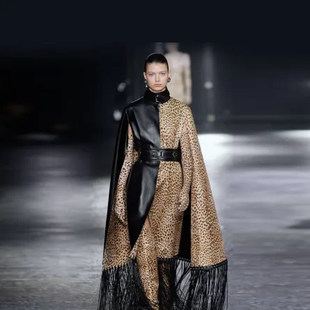 بدلة مع كاب من القماش البري والجلد من روبيرتو كافالي 