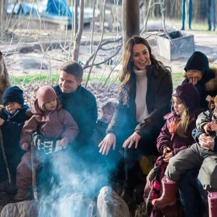 كيت ميدلتون وسط الأطفال في الطبيعة- الصورة من حساب Duke and Duchess of Cambridge على إنستغرام