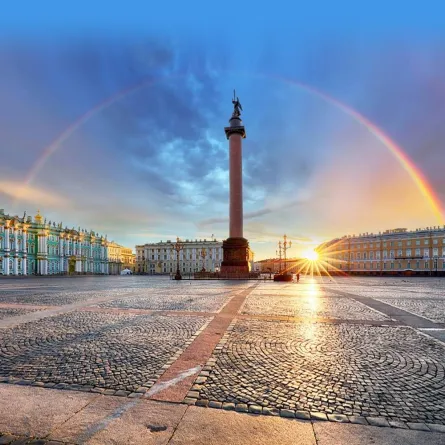 "قصر الشتاء" تحت ألوان قوس القزح 