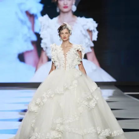 فستان زفاف مطرز بورود ثلاثية الأبعاد، من إيميليا كازابلانكا  Amelia Casablanca