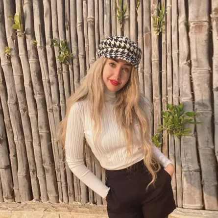 هنا الزاهد بإطلالة شتوية عصرية بالتوب والقبعة الكاروهات