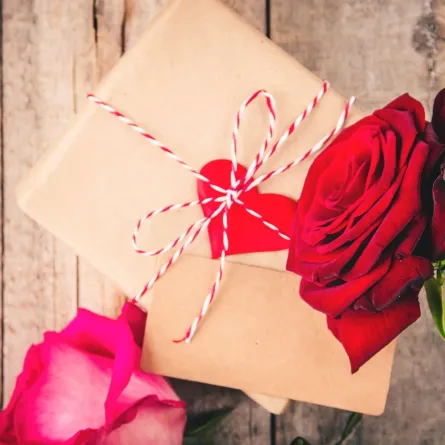   اعتادي شراء الزهور والهدايا البسيطة بدون سبب.