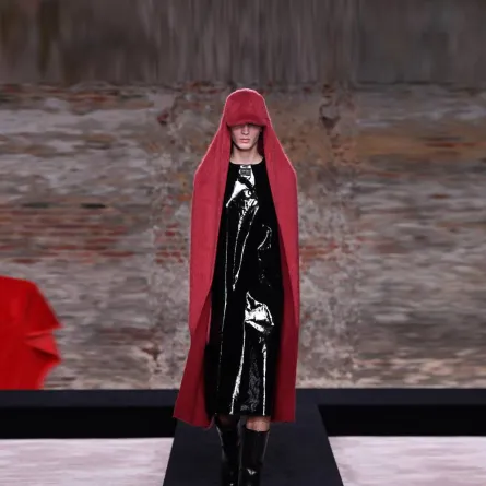 فستان من اللاتكس الاسود مع كاب من راف سيمونز