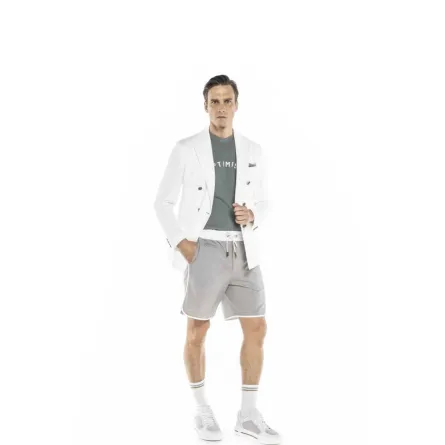 إطلالة أنيقة بالشورت مع البليزر الأبيض من إيليفنتي Eleventy