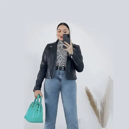 هاجر جمال بالجينز مع الازياء حيادية الالوان