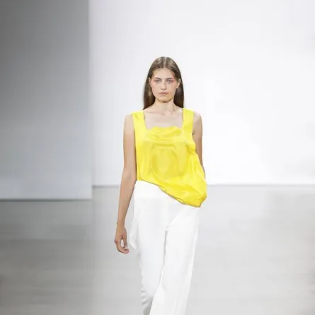 تنسيق التوب الأصفر مع البنطلون الأبيض من بيفزا Bevza