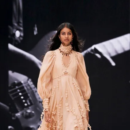 فستان باللون البرتقالي الباستيل من زيمرمان Zimmermann    