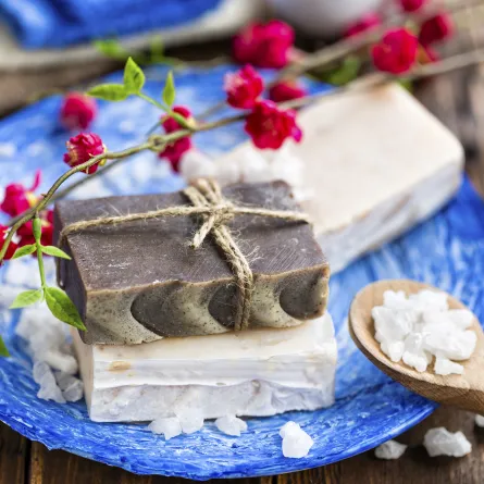 فوائد وأضرار غسل الوجه بالصابون