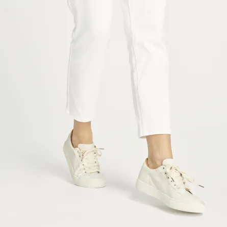 أحذية رياضية باللون الأبيض لإطلالات صيفية منعشة