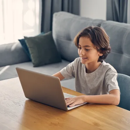 صورة لطفل يتابع الكمبيوتر