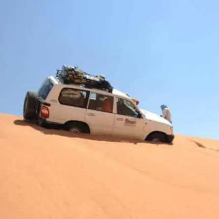 تعطلت السيارة في رمال الصحراء