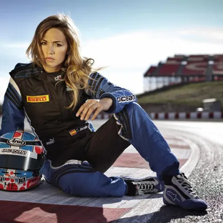 نساء في حلبات سباق السيارات