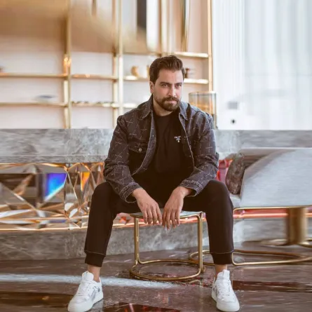 معتصم النهار بإطلالة شبابية بالجاكيت القصير