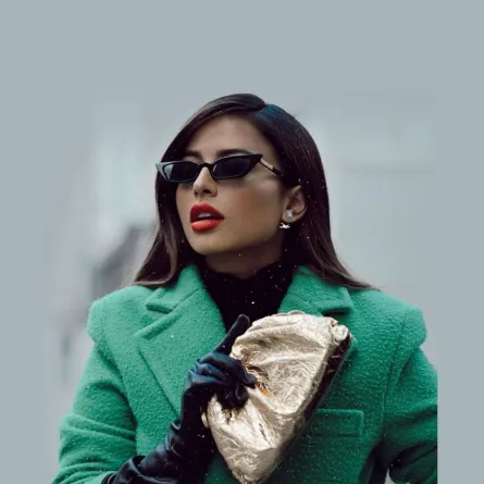 لما العقيل بحقيبة كلاتش ذهبية