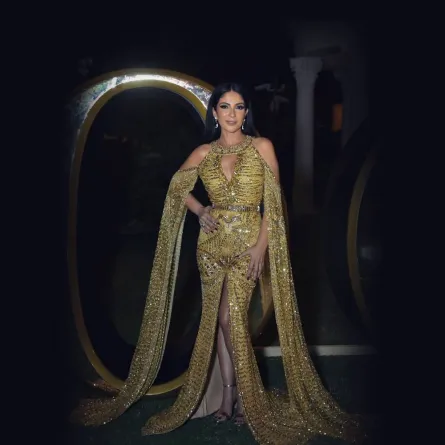 فستان باييت ذهبي من وحي منى زكي