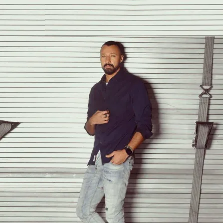 أحمد فهمي بسروال جينز شبابي  