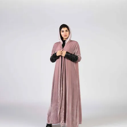عباية مخمل من تصميم سارة الشهري