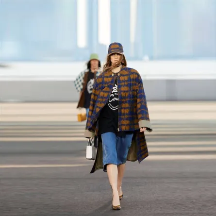 تنسيق التنورة الدنيم للصيف من كوتش  Coach