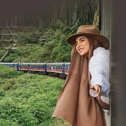 جهاد البنا بحجاب مفتوح مع القبعة