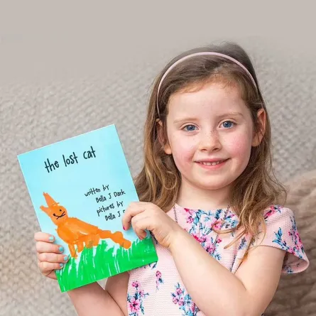 المؤلفة والقصة - الصورة من موقع ديلي ميل 