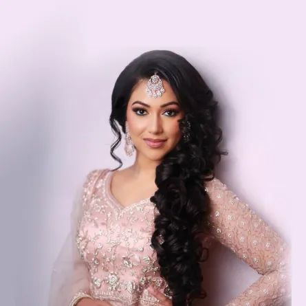 تسريحة الويفي الجانبية المنسدلة(الصورة من حساب akmakeup1 على إنستغرام)