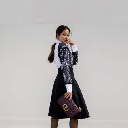 أسيل عمران بتنورة طويلة باللون الأسود  