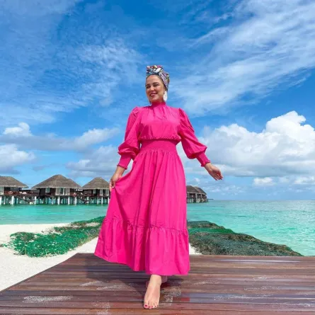 فاطمة نصر بفستان كلوش طويل باللون الوردي الداكن