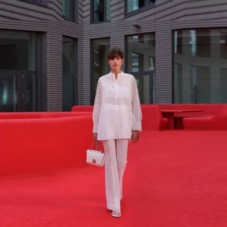 إطلالات مونوكروم باللون الأبيض لصيف 2022 من أكريس  Akris