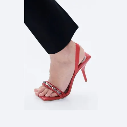 كيف قدّمت الدور العالمية الاحذية في موسم صيف 2022 من جيفنشي  Givenchy