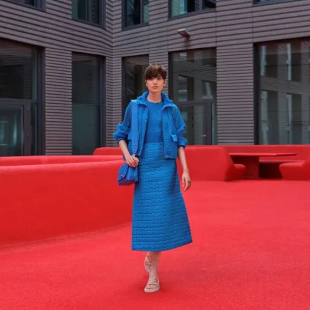 موديلات تنانير طويلة باللون الازرق لربيع 2022 من أكريس  Akris