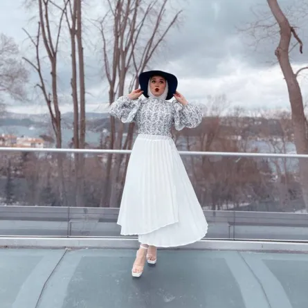 تنسيق التنورة البيضاء مع توب بالأبيض والأسود من فاطمة نصر