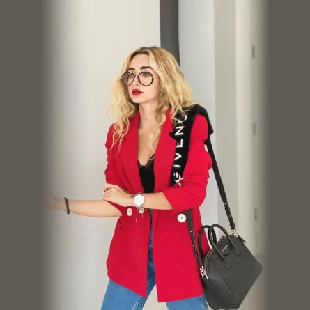 تنسيق الجاكيت الأحمر مع توب أسود من وحي هنا الزاهد