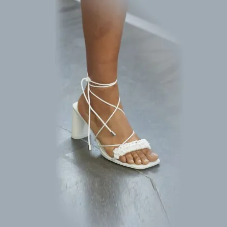 موديلات صنادل باللون الأبيض 2022 من إستر ماناس  Ester Manas