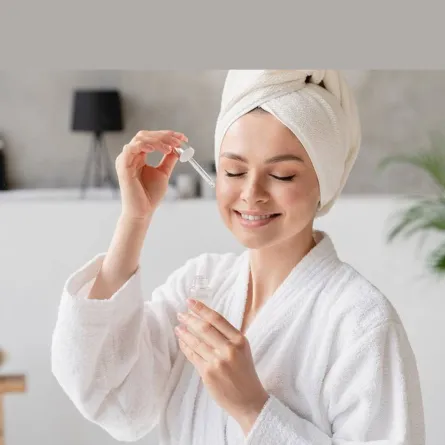 تطبيق سيروم حمض الهيالورونيك