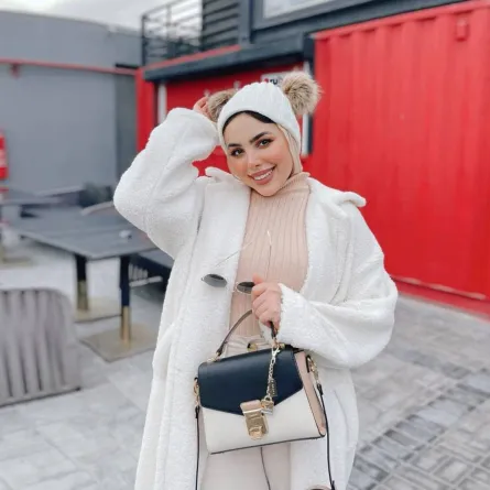 تنسيق الهاي كول البيج مع المعطف الفرو من مي محمد 