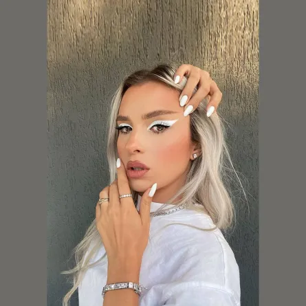 رسمة الأيلاينر الأبيض الناعم(الصورة من حساب naokoscintu على إنستغرام)