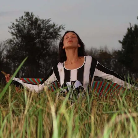 بيلا حديد - الصورة من حسابها في إنستغرام