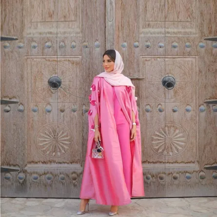 فاطمة حسام بعباية خليجية باللون الزهري مُطرزة بالورود ثلاثية الأبعاد