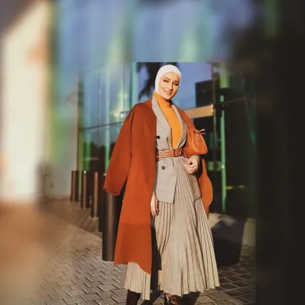 دلال الدوب بإطلالة باللون البني  