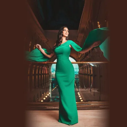 بسنت شوقي بفستان أخضر بأكتاف منسدلة