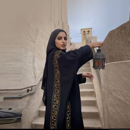 راف العتيبي بعباية سوداء مطرزة بالذهبي