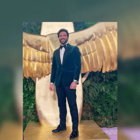 حسن الرداد ببليزر من المخمل الأخضر الداكن