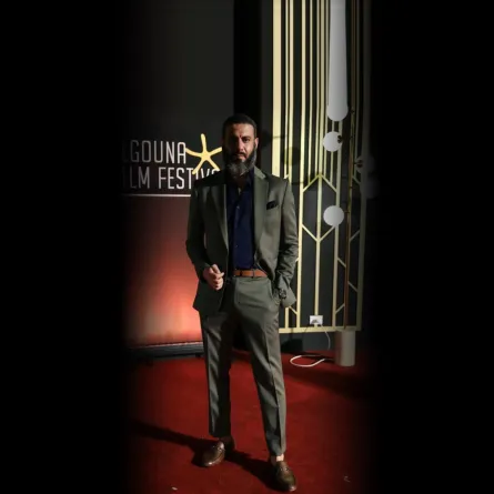 محمد فراج بمنديل جيب أسود مع بذلة باللون الأخضر الداكن