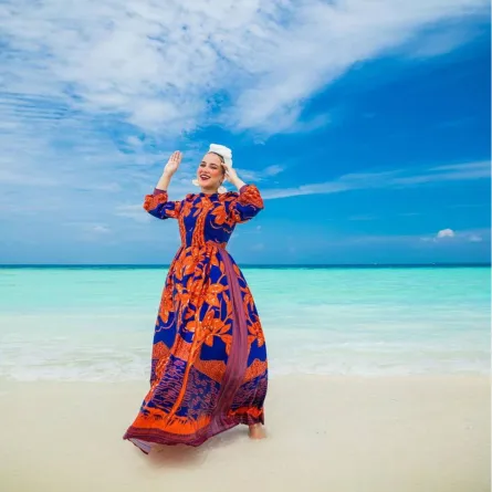 تنسيق فستان باللون البرتقالي مع الأزرق من وحي فاطمة نصر