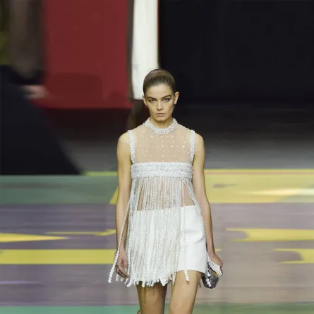 فستان بشراشيب باللون الأبيض من كريستيان ديور Christian Dior   