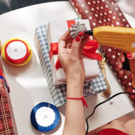 طرق متبعة في إزالة الغراء عن اليدين