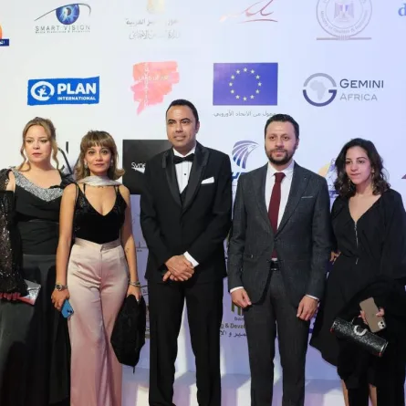 حسام أبو العلا مدير مهرجان أسوان رفقة بعض المشاركين في المهرجان - الصورة من حساب المهرجان الرسمي على فيس بوك