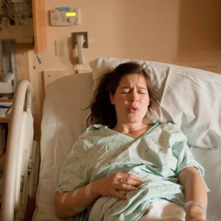 امرأة أثناء الولادة