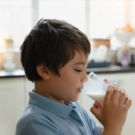 صورة لطفل يحرص على شرب الحليب كمصدر للكالسيوم